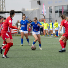 Alba Quintana, envoltada de rivals de l’Atlètic de Madrid B en una acció del partit.