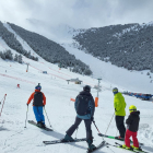 Visitants a Espot després de les nevades.