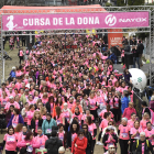 Un moment de la multitudinària sortida de la Cursa de la Dona Nayox de Lleida, ahir a la canalització del riu Segre.