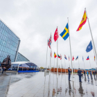 Hissat de la bandera sueca a la seu de l’OTAN a Brussel·les.