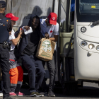 Sanitaris amb un migrant rescatat al port d’Arguineguín.