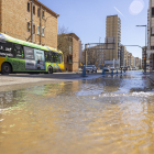 La fuita d’aigua va provocar un petit torrent en aquesta zona d’Alcalde Porqueres.