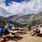 Excursionistes a la terrassa del refugi Ventosa i Calvell.