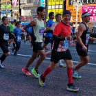 Manel Mullor, amb samarreta roja, mira a la càmera durant la marató de Tòquio.