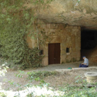 L’ermita de Sant Joan de Juncosa, construïda en pedra seca dins d’una balma.