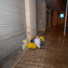 Imatge d’arxiu de bosses d’escombraries esperant ser recollides amb el porta a porta a Pardinyes.