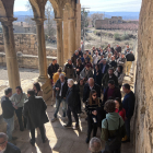 Els assistents a l’acte d’ahir, durant una visita guiada al monestir d’Avinganya, a Seròs.