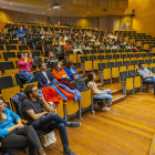 Ponents (en primer terme) i alumnes de tres instituts lleidatans, ahir al campus de Cappont de la UdL.