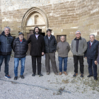 La junta de voluntaris amb l’arquitecte Enric Solsona i el membre de la parròquia Joan Riu.