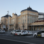 Imatge de la parada de taxis al costat de l’estació de trens.