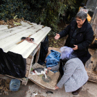 Dos de les cuidadores voluntàries amb el gat que va aparèixer mort i al qual es va practicar la necròpsia.