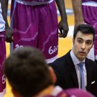 Gerard Encuentra dona instruccions als jugadors, dimecres contra el San Pablo Burgos.