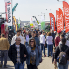 Visitants la primera jornada. En la primera jornada de fira ja es va registrar un gran nombre de visitants, que van aprofitar el bon temps per passejar pel recinte firal que exhibia maquinària agrícola.