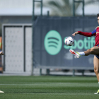 Robert Lewandsowski i Joao Félix ahir durant l’entrenament del FC Barcelona.