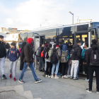 Joves a la parada del bus de la capital de la Noguera de l’institut Ciutat de Balaguer, situada al carrer Noguera Pallaresa.