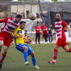 Un jugador de l’Almacelles remata davant d’un rival.