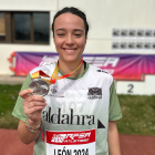 L’atleta de l’Aldahra Lleida UA posa amb la medalla de plata.