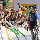 L’australià Nicholas Schultz celebra la seua victòria a la meta de Sant Feliu de Guíxols.