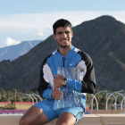 Carlos Alcaraz, ahir posant amb el trofeu d’Indian Wells.