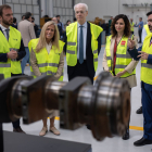 La presidenta madrilenya, Isabel Díaz Ayuso, ahir durant una visita a una empresa a Arganda del Rey.