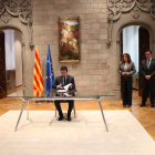 Aragonès firmant ahir el decret de convocatòria d’eleccions al costat de Laura Vilagrà i el secretari del Govern, Xavier Bernadí.