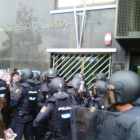 Un ‘frame’ de la càrrega de la Policia Nacional a Benestar Social.