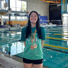 La nadadora Andrea Serlavós, de la UdL, amb les dos medalles.