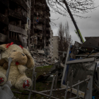 Imatge d’un peluix davant d’un edifici bombardejat a Ucraïna.