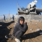 Un nen palestí davant un edifici destruït per un bombardeig israelià contra la ciutat de Rafah.