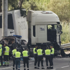 Guàrdies civils al lloc de l’accident, amb el camió que va atropellar diversos turismes, entre aquests un cotxe patrulla, encara creuat a la via.