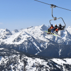 Tres esquiadors en un remuntador de Baqueira aquesta setmana.