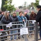 Treballadors penitenciaris i familiars de la cuinera assassinada van protestar ahir davant del Parlament.