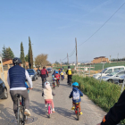 Pares i alumnes que van anar ahir amb bicicleta a l’escola Espiga.