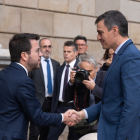 Aragonès i Sánchez saludant-se durant l’última reunió de la taula de diàleg, el desembre passat.