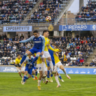 Una acció del partit entre el Lleida i el Badalona Futur disputat el 25 de febrer.