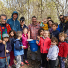 Les famílies que ahir van participar en l’experiència a l’estany.