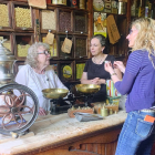 Eva Clausó conversant sobre els productes de Casa Leonardo.