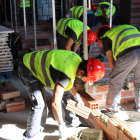 Treballadors de la construcció en la seua jornada laboral en una obra.
