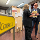 Vot per correu ■ El subdelegat del Govern espanyol, José Crespín, va visitar una oficina de Correus per seguir el procés del vot per correu, que es pot demanar fins al dia 2 de maig.