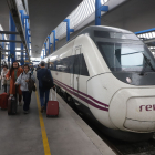 Un tren Avant procedent de Barcelona, ahir a la tarda a l’estació de ferrocarrils de Lleida.