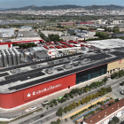 Plaques fotovoltaiques instal·lades a la coberta de la fàbrica de Damm al Prat de Llobregat.