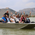 Alguns dels turistes que ja han experimentat els viatges amb vaixell a la cua de Riba-roja.