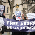 Protesta de seguidors d’Assange davant dels jutjats londinencs.