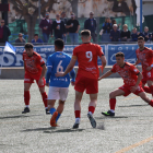 Un jugador del Rapitenca persegueix la pilota davant de la presència de futbolistes del Mollerussa.