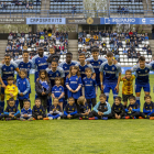 La plantilla es va fer la foto inicial amb joves aficionats escollits en un sorteig del club.