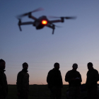 Soldats ucraïnesos pilotant un dron.