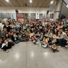 Fotografia de família dels castellers i castelleres amb les tradicionals postres de la mona.