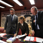 Moment de la firma de creació de la comissió al Senat.