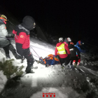 Evacuació dels ferits diumenge a la nit fins a una zona on van muntar un campament.