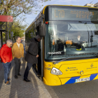 Usuaris pujant ahir al bus llançadora a Magraners.